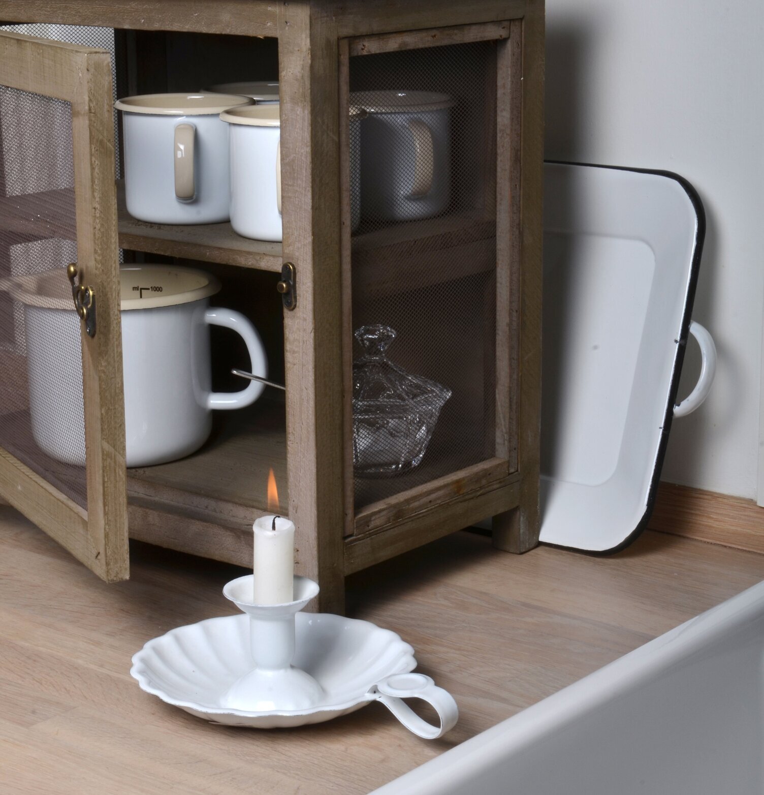 Bild av smakfullt arrangerat kök med jordnära detaljer