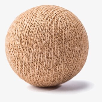 Foto av en dekorativ boll lindad med naturfärgat rep