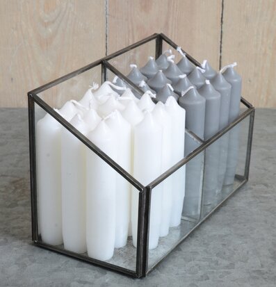 Bild av elegant ljusdisplay i glaslåda med metallram