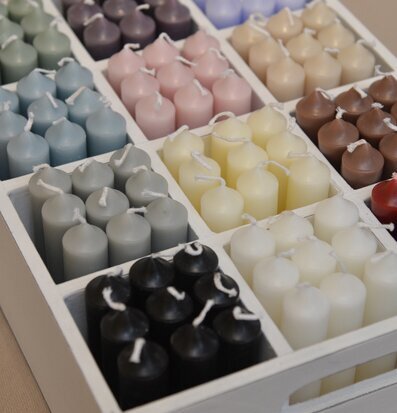 Bild av stearinljus i olika färger och arrangemang