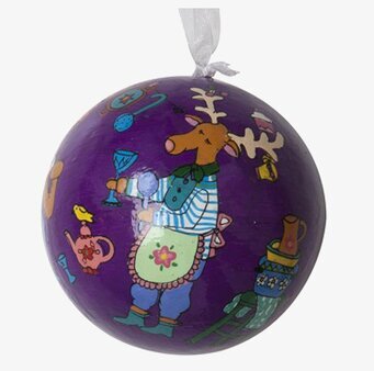 Bild av handmålad julgranskula med älgmotiv i lila