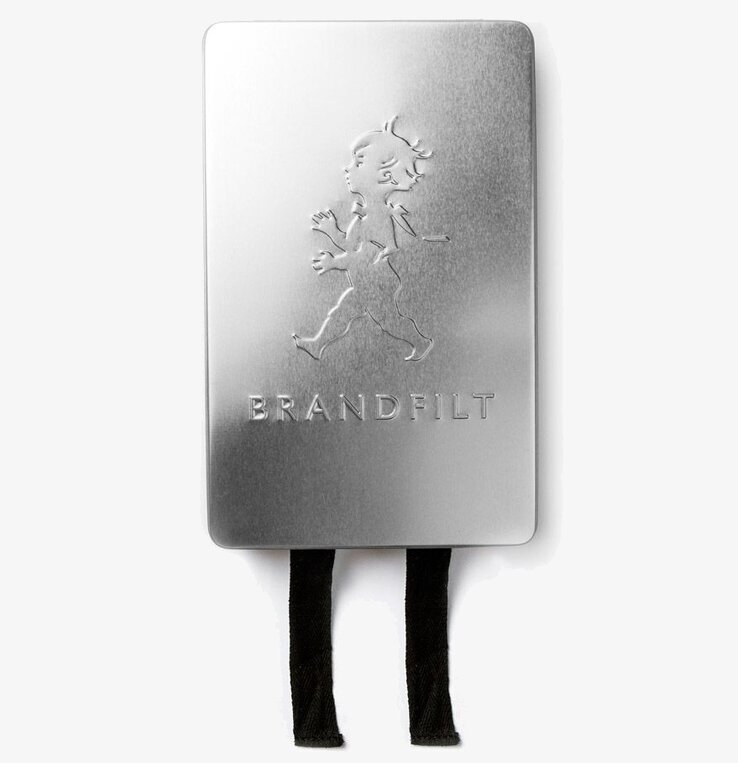 Brandfilt Silver från Solstickan i silverfärgat hölje
