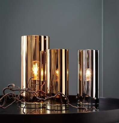 Bild av eleganta bordslampor i harmonisk inredning