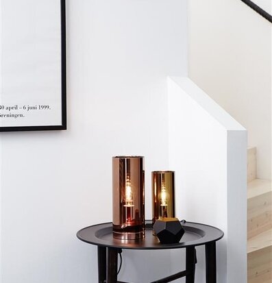 Bild av elegant inredd hörna med stilren belysning