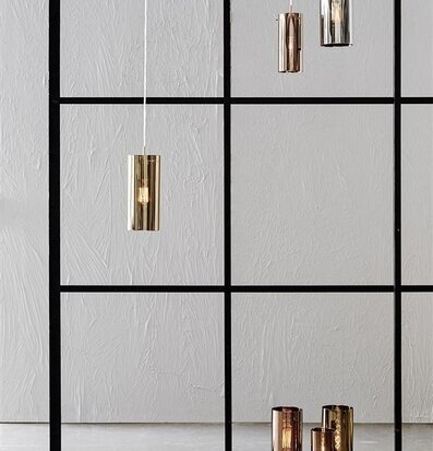 Bild av elegant och modern belysning i stilren inredning