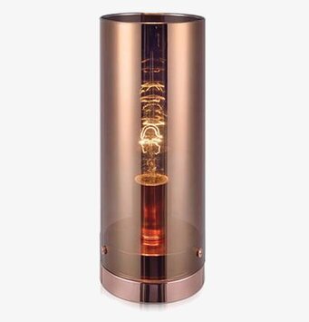 Foto av kopparfärgad bordslampa med stilren design