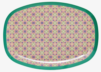 Bild av rektangulär tallrik med blommönster i pastellfärger