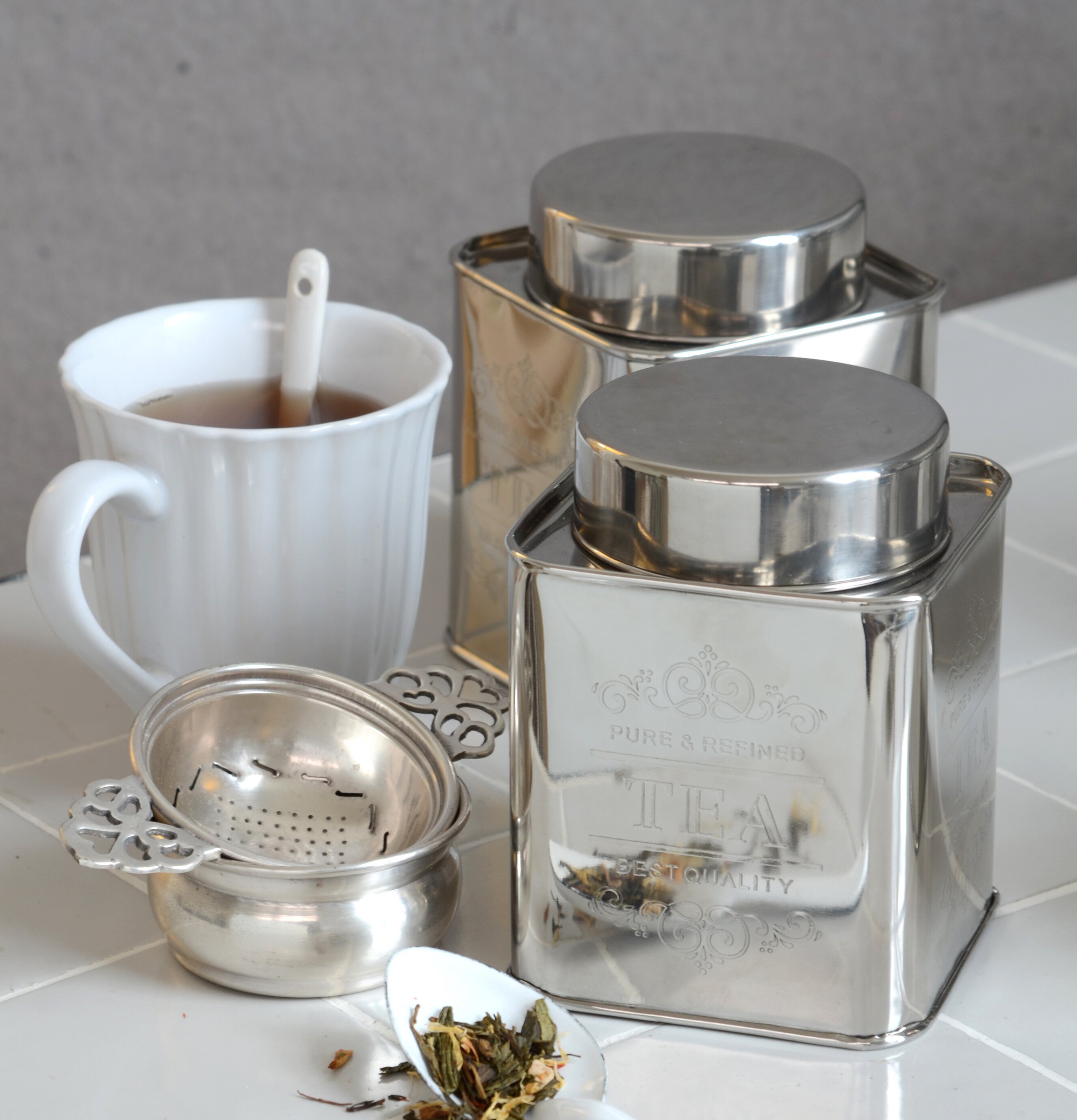 Metallburk Coffee från IB Laursen på vitt kaklat bord