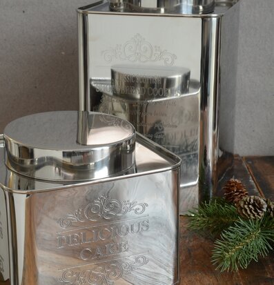 Bild av metallburkar på rustik träyta med dekoration