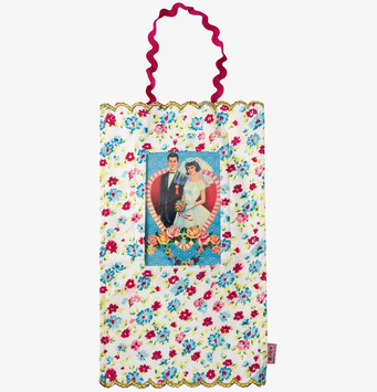 Bild av färgglad väggdekoration med blommigt mönster