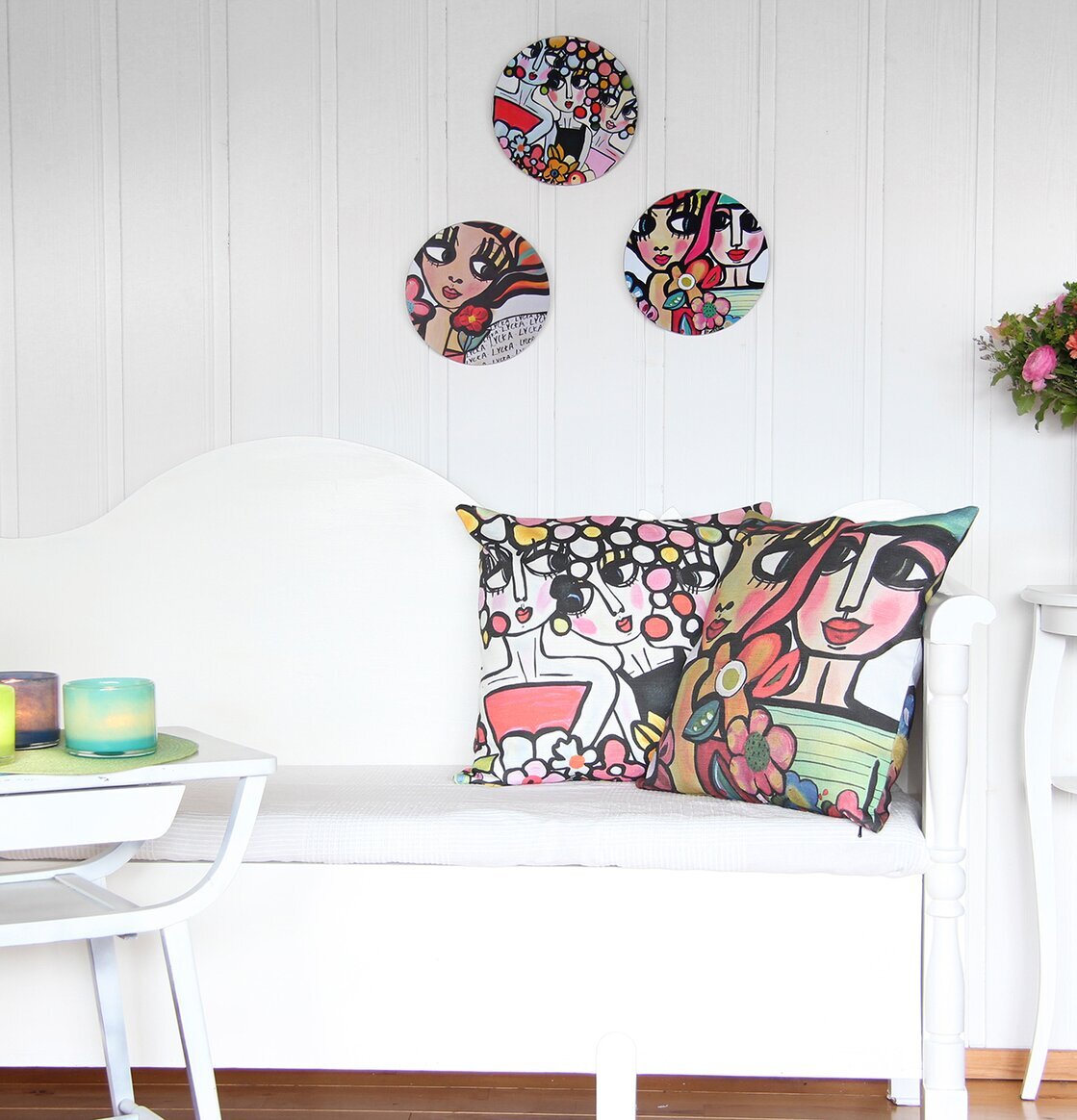 Foto av smakfullt inrett rum med färgstarka detaljer