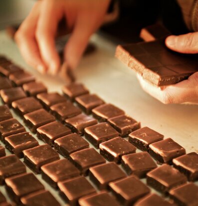Foto av elegant arrangerade chokladbitar med omsorg