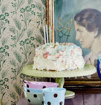 Foto av festlig tårta med pastellfärgad dekoration