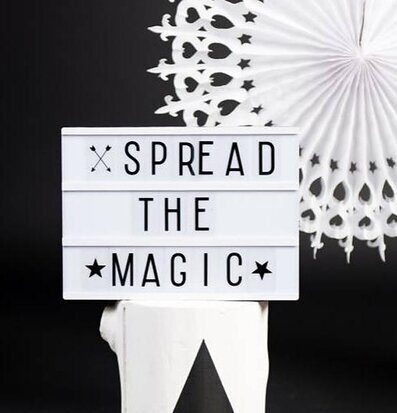 Bild av ljuslåda med retro stil och festlig känsla