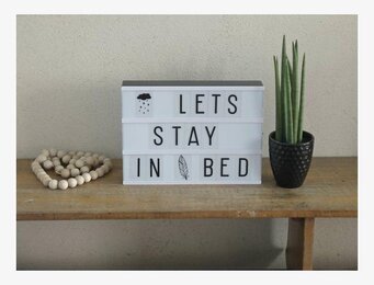 Bild av stilren ljuslåda och minimalistisk inredning