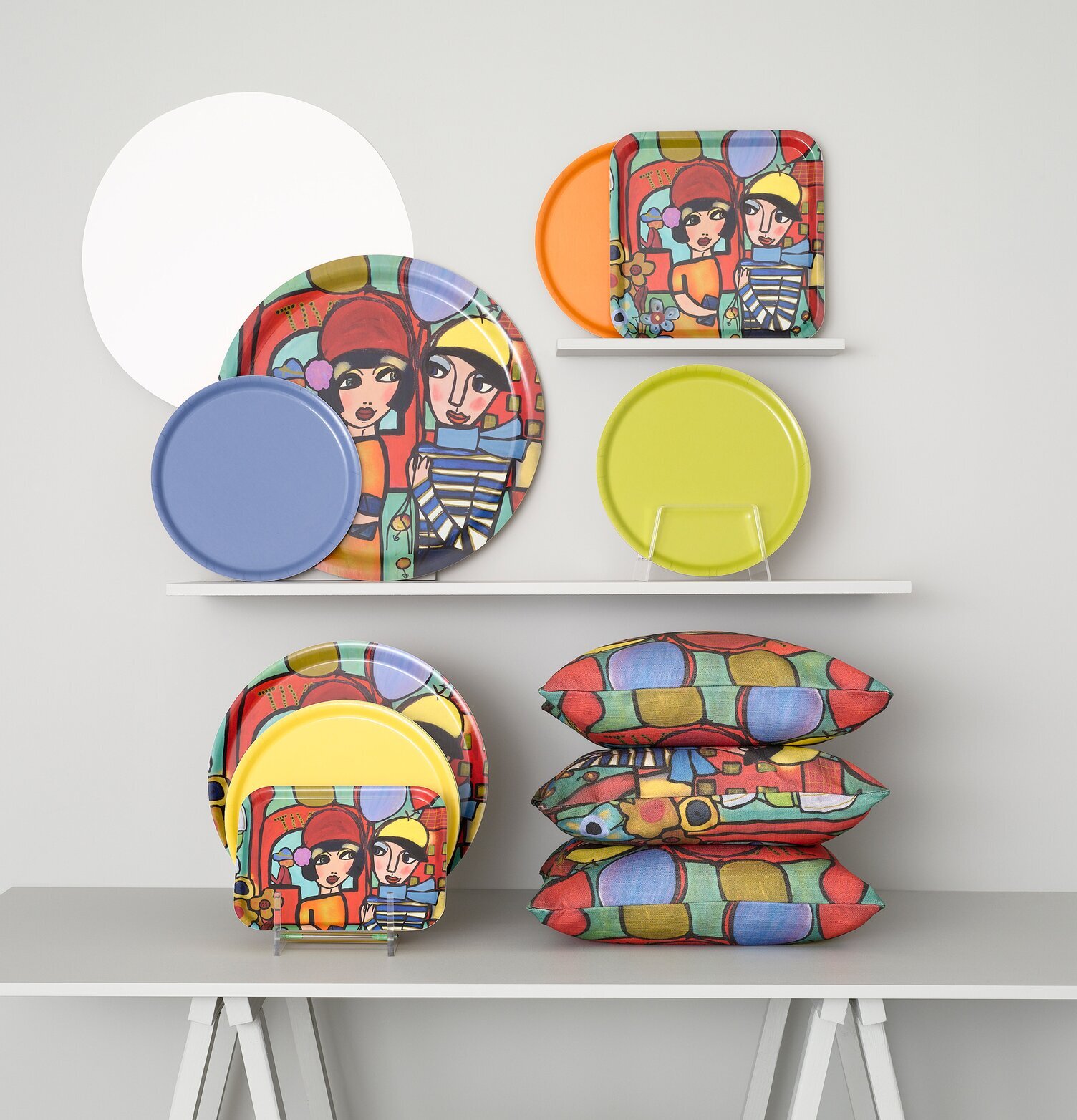 Bild av stilfullt arrangerade färgglada brickor och kuddar