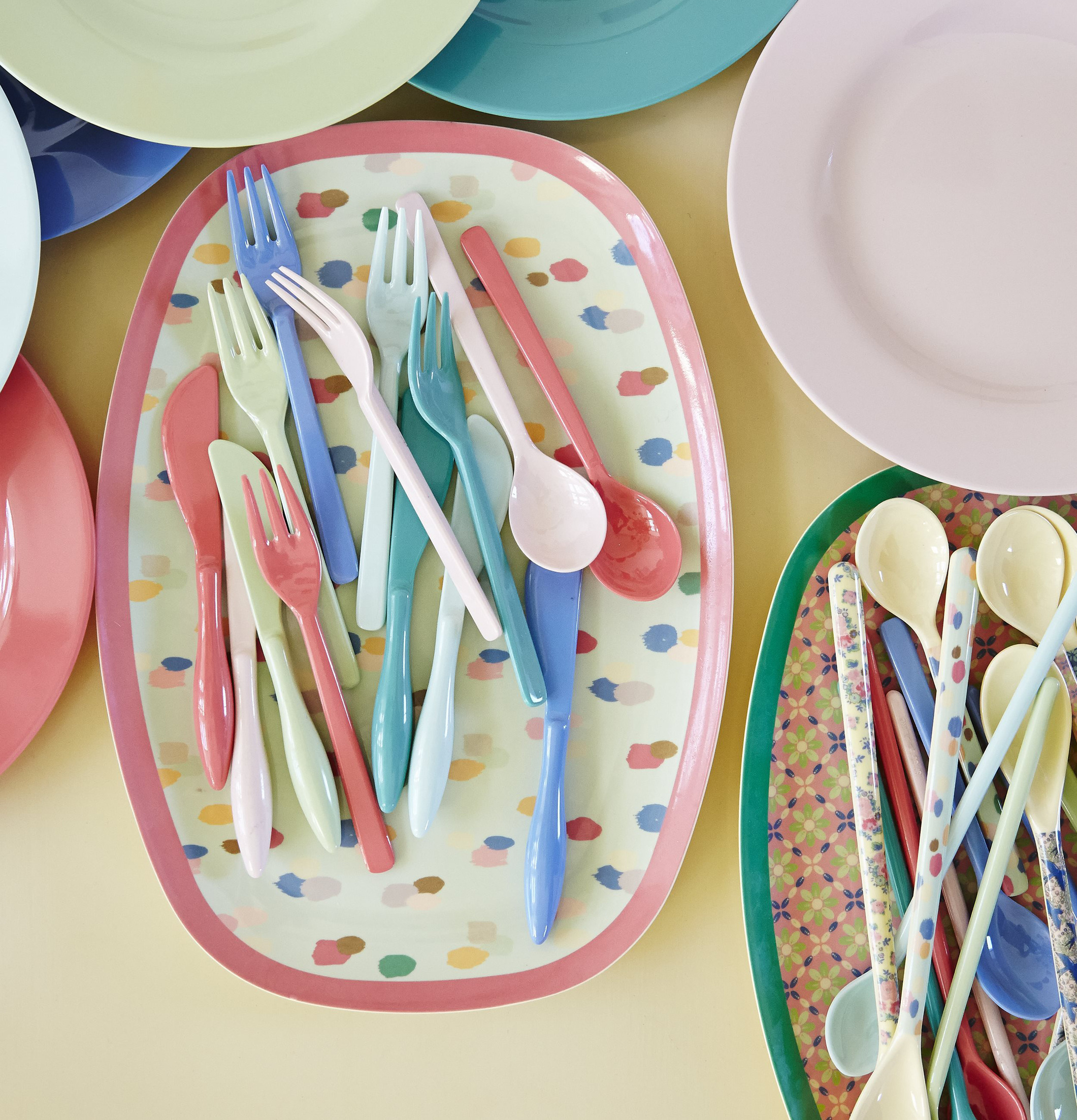 Tårtgafflar 6-pack från Rice på färgglatt serveringsfat