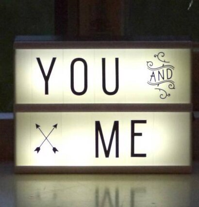 Bild av stilren och mångsidig dekorativ lightbox