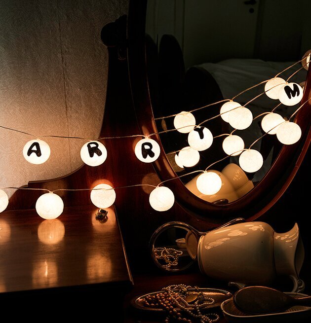 Bild av romantisk ljusslinga och stämningsfull dekoration