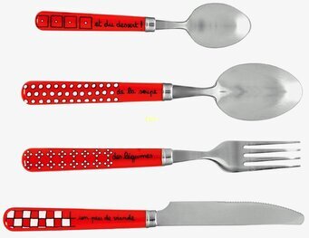 Bild av bestickset med röda handtag och unik design