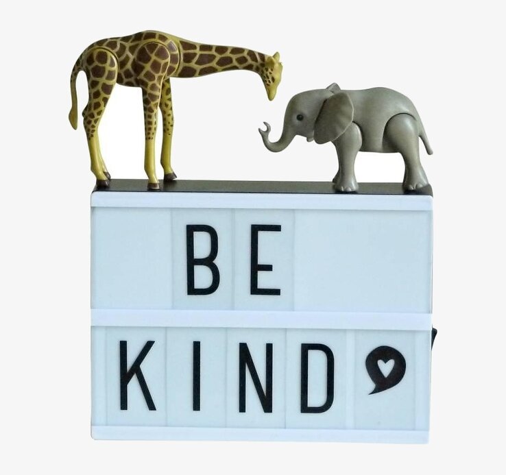 Lightbox A5 från A Little Lovely Company med texten BE KIND