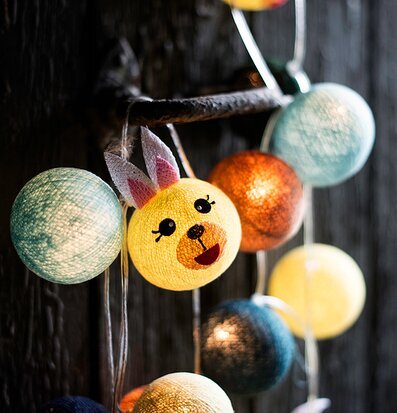 Bild av färgglad ljusslinga med bollformade lampor