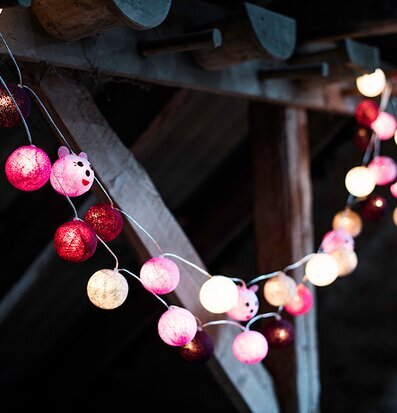 Bild av ljusslinga med färgglada bollar och mysig känsla