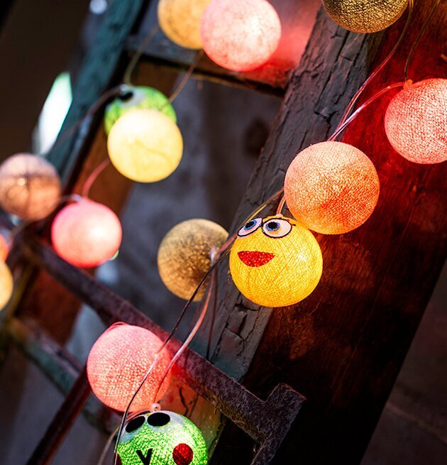 Boll Groda - Vasanthi ljusslinga från Vasanthi på en stege