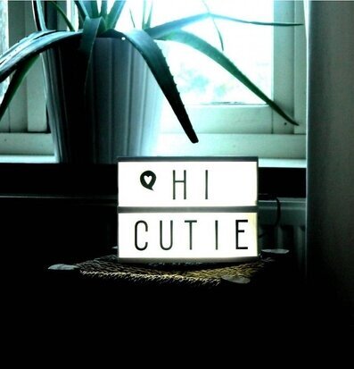 Bild av ljusbox i harmonisk och personlig inredning