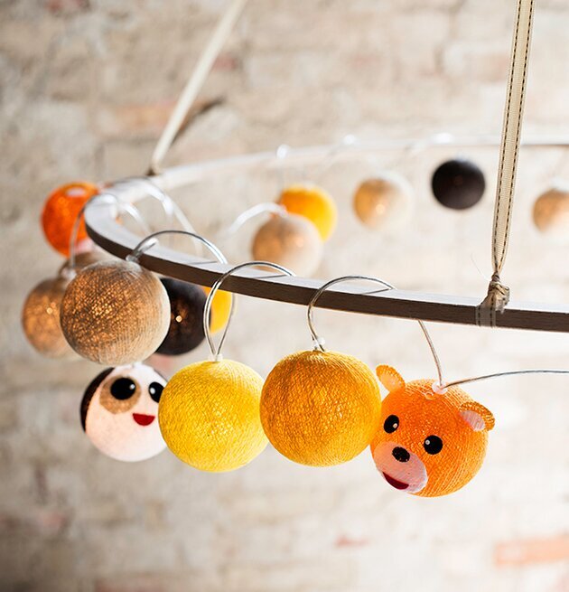 Boll Groda - Vasanthi: Färgglad mobil med djuransikten