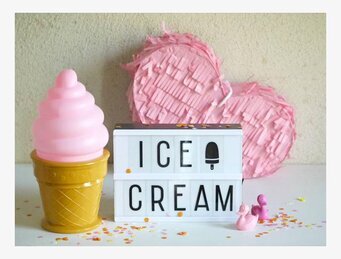 Bild av lekfull glassfest med ljuslåda och piñatas