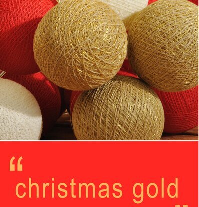 Bild av dekorativa bollar i julens färger och ljus