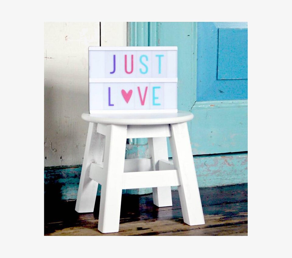 Bild av charmig ljusbox och minimalistisk inredning