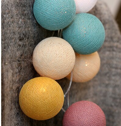 Bild av dekorativ ljusslinga med färgglada klot