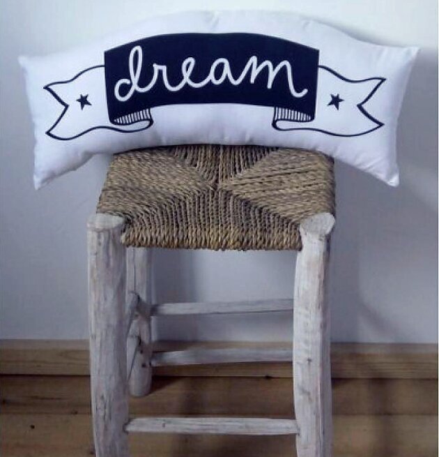 Bild av kudde på rustik pall med bohemisk känsla