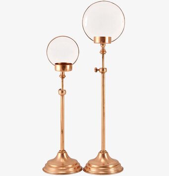 Bild av stilrena kopparljusstakar med förstoringsglas