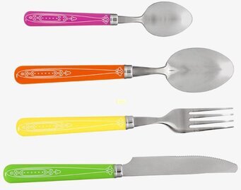 Bild på färgglatt bestickset med barockinspirerad design