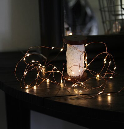 Bild av dekorativ koppartrådslinga med LED-belysning