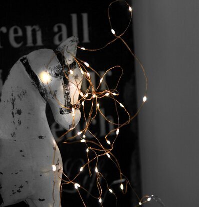 Bild av hästskulptur med koppartrådslinga och LED-ljus