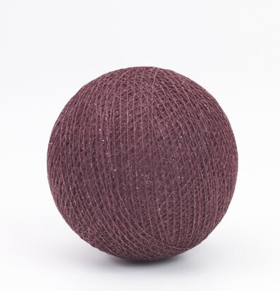 Bild av mörkröd boll med textilstruktur och djup färg