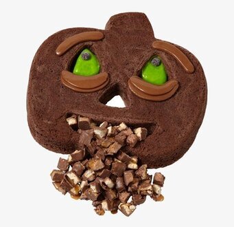 Foto av lekfull halloweenkaka med pumpaform och godis