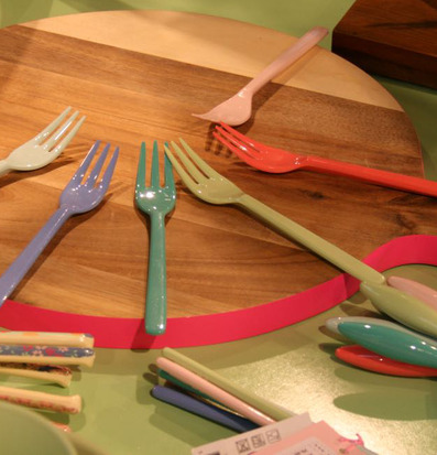 Foto av färgglada tårtgafflar på träskärbräda