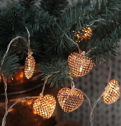 Bild av hjärtformad ljusslinga i mysig inomhusmiljö