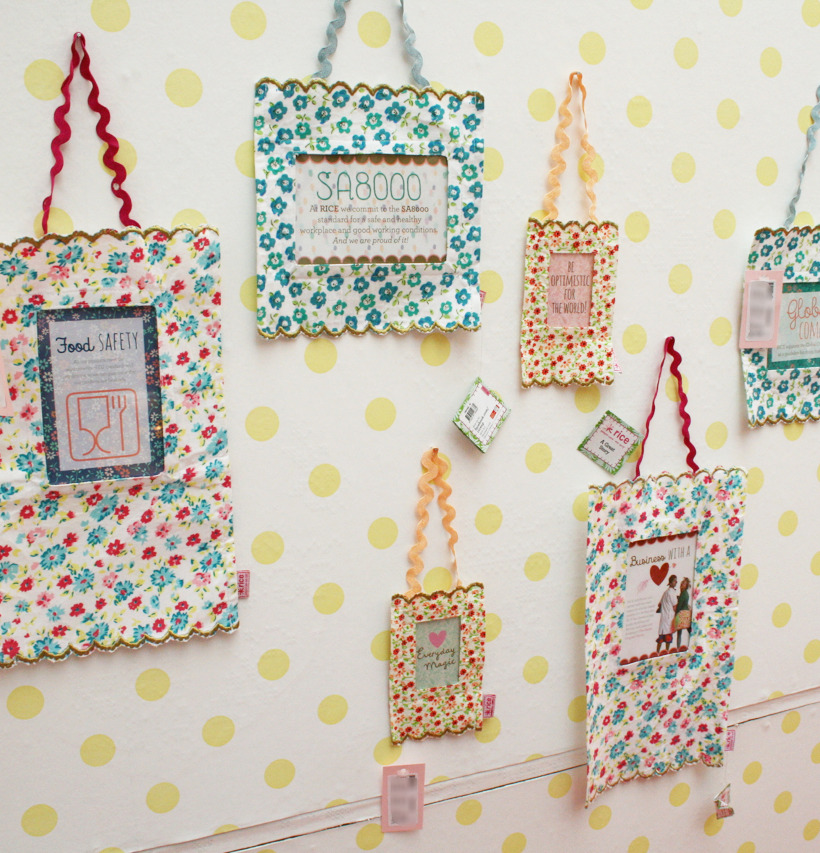 Tygram Small från Rice på ljusgul, prickig tapetvägg