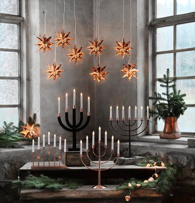 Bild av stämningsfull inredning med ljusslinga och ljusstakar