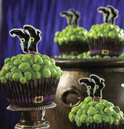 Bild av Halloween-cupcakes med häxskor och purpurfärg