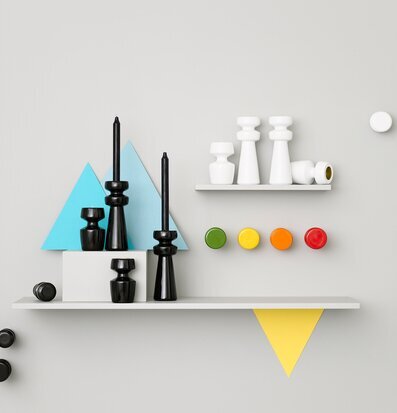 Bild av stilren väggdekoration med ljusstakar och knoppar