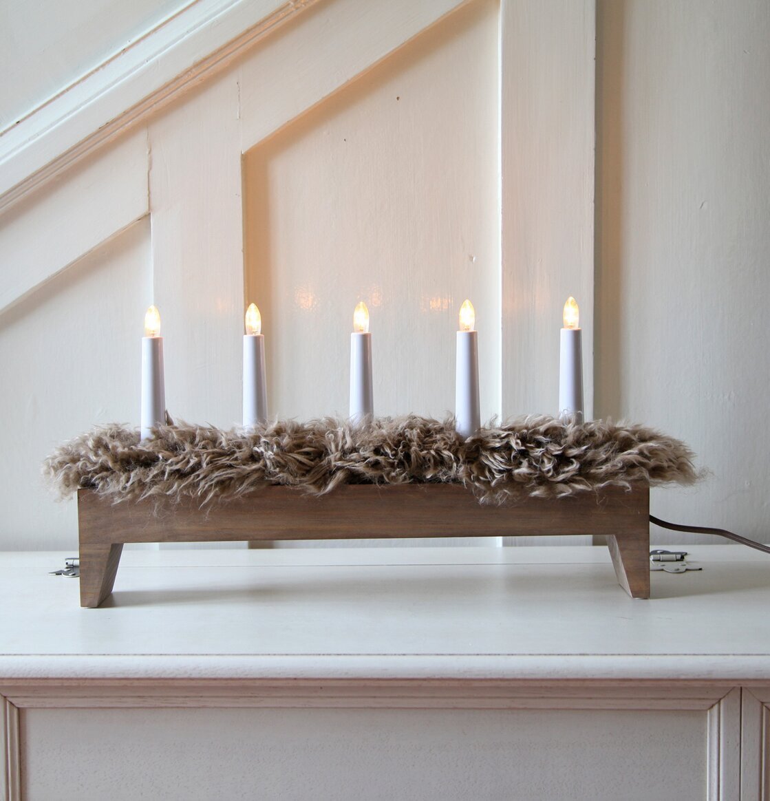 Ljusstake Svenljunga 5 L från Star Trading på vit kommod