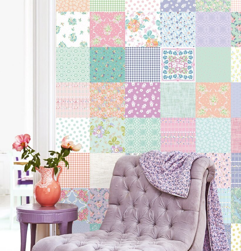 Bild av färgglad interiör med patchwork-tapet och fåtölj