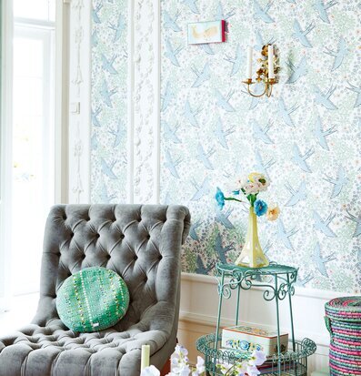 Bild av stilrent rum med färgglad och livlig tapet